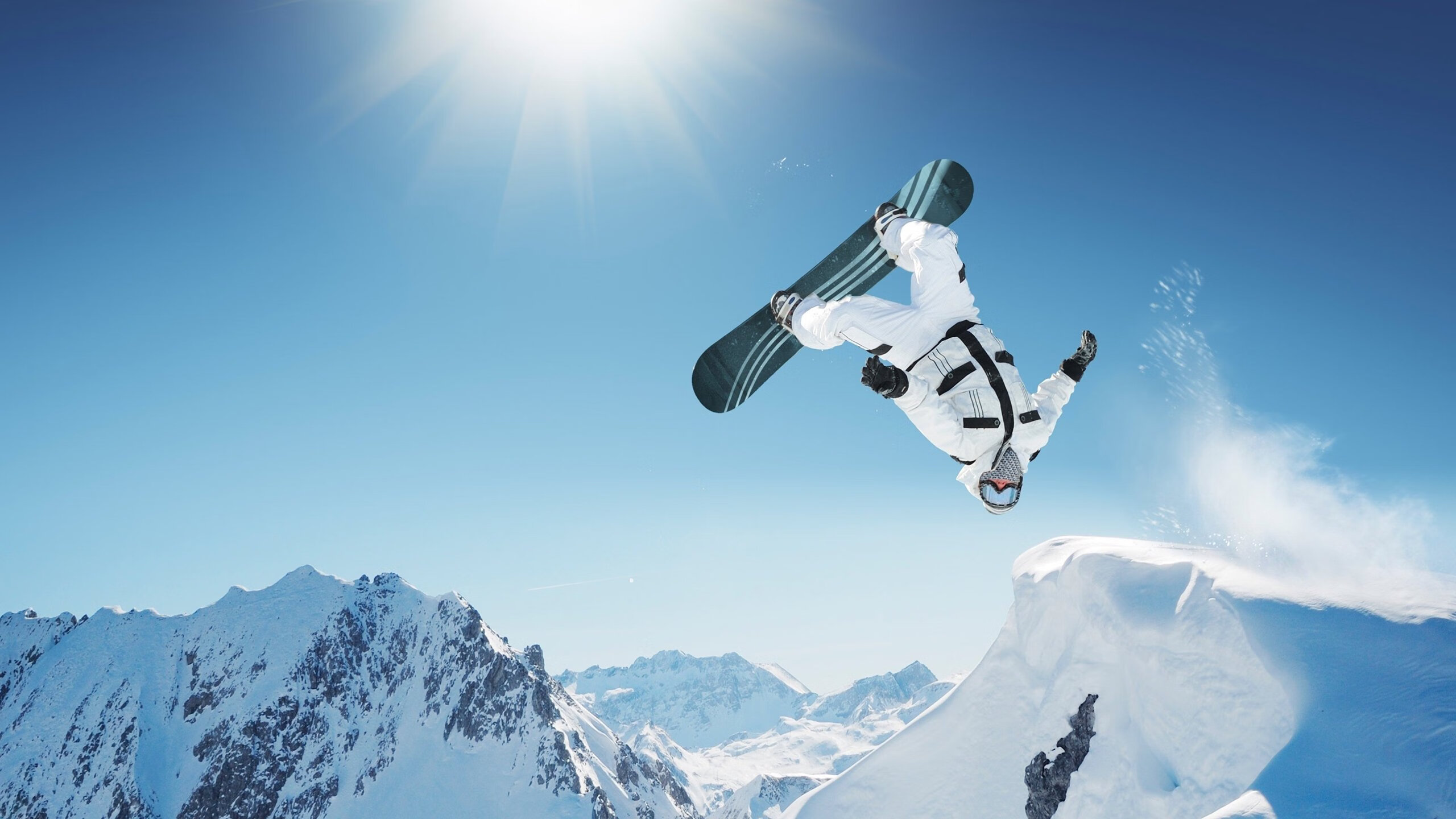 “极速追逐：瞬间超车让全场沸腾”，极速追赶