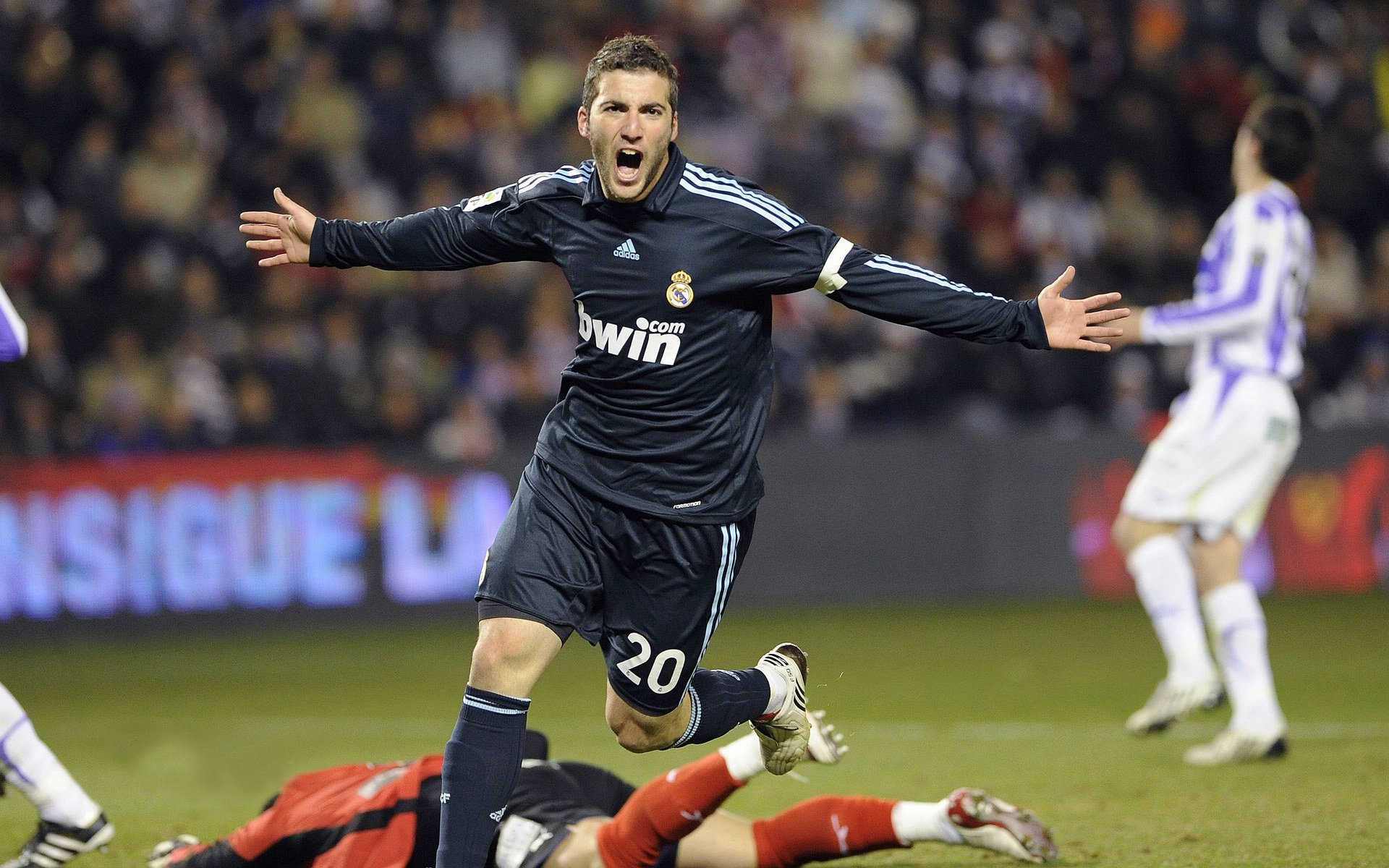 球场“铁血防线”：最难攻破的防守阵容，防守铁原